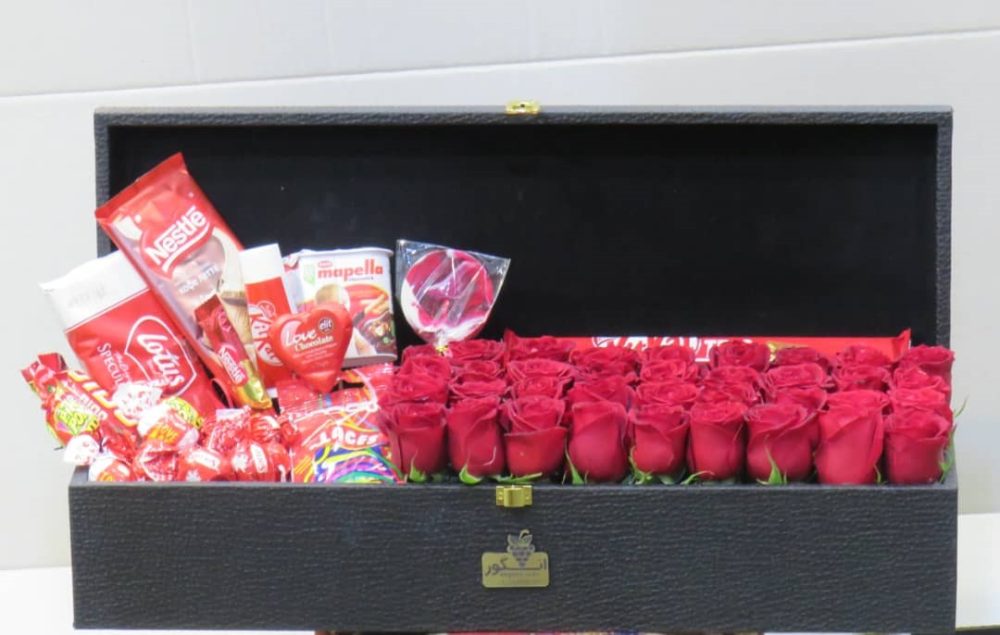 باکس گل اصیلا (ترکیب زیبا گل رز قرمز با شکلات های خارجی) تم قرمز - Image 4
