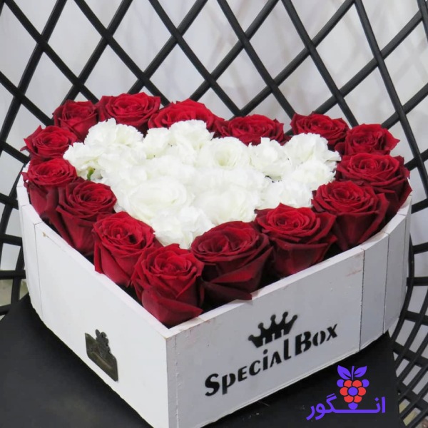 باکس گل قلبی شکل با گلهای رز قرمز و میخک سفید - سفارش باکس گل - گلفروشی آنلاین