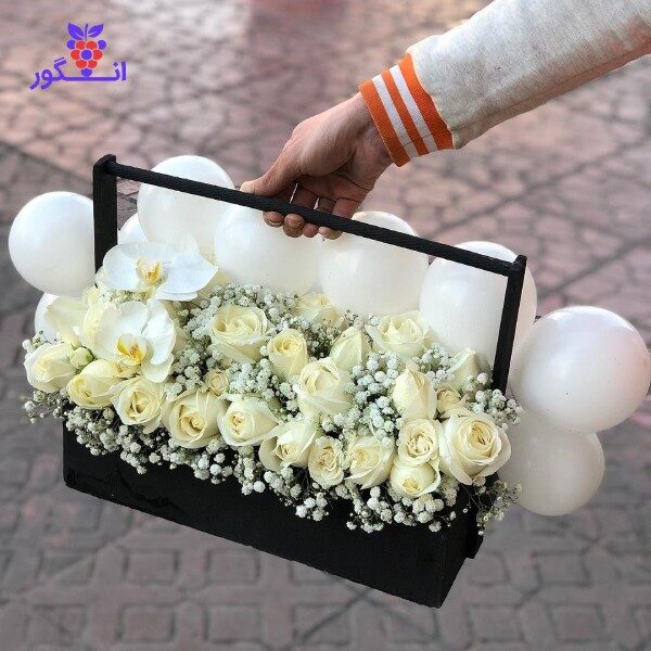 باکس گل تولد با رز سفید همراه با بادکنک، گل فروشی آنلاین