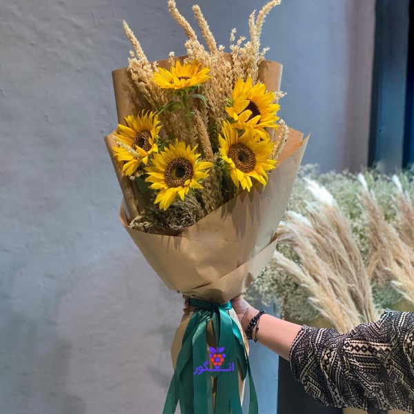 دسته گل رونیکا با گلهای آفتابگردان