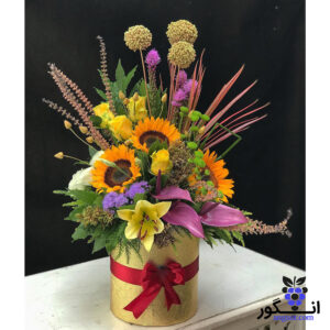 باکس گل طلایی با گل آفتابگردان، لیلیوم، آنتریوم، رز و گلهای تزئینی زیبا