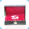 خرید جعبه گل چرمی حرف S (ترکیب زیبای گل رز قرمز و سفید ) مدل VIP