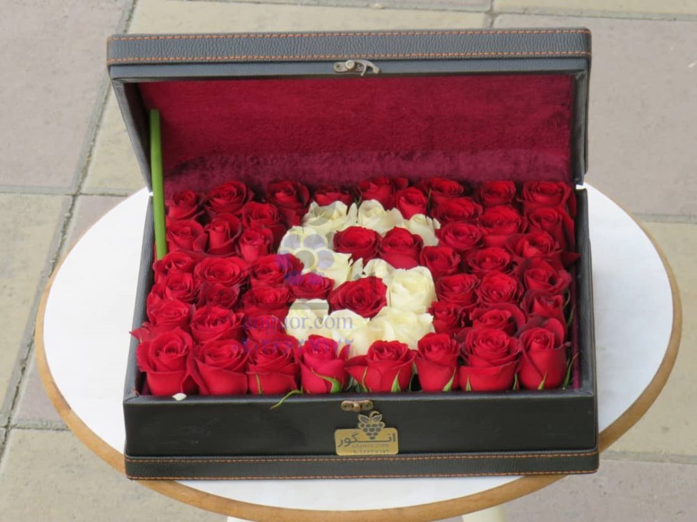 جعبه گل چرمی حرف S (ترکیب زیبای گل رز قرمز و سفید ) مدل VIP - Image 3