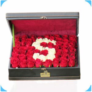 خرید خرید جعبه گل چرمی حرف S (ترکیب زیبای گل رز قرمز و سفید ) مدل VIP