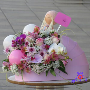 سفارش باکس گل نوزاد همراه با مینی بادکنک و عروسک