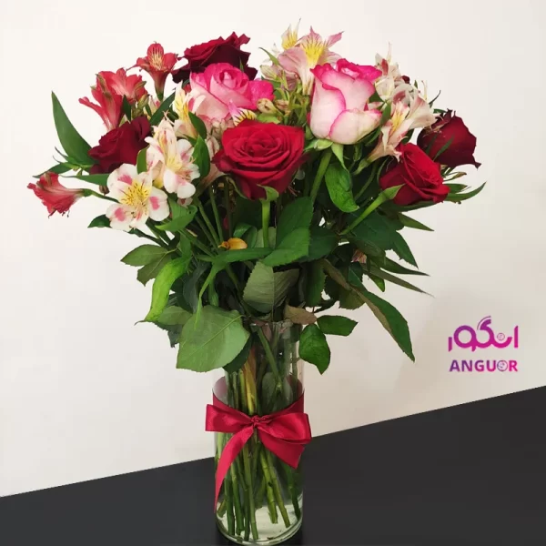 گلدان شیشه ای گل رز و آلستر