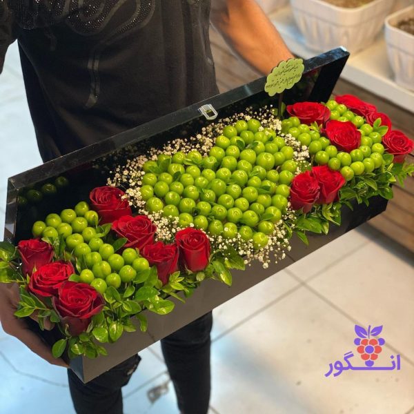 سفارش باکس گل نوبرانه انگور (ترکیب گل رز و گوجه سبز)