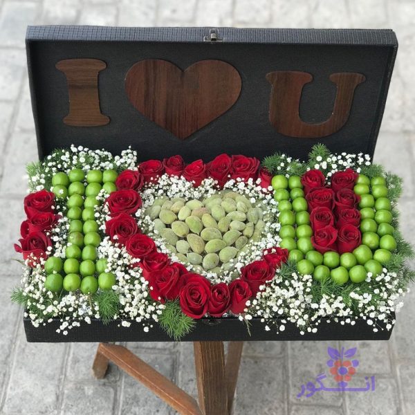 باکس گل نوبرانه love (ترکیب گل رز ، گوجه سبز و چغاله بادام)