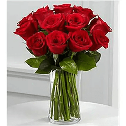 دسته گلMesmerizing Roses In Vase (ارسال گل به کویت)