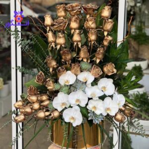 باکس گل رز طلایی و ارکیده سفید - خرید گل لاکچری برای خواستگاری - گل فروشی آنلاین