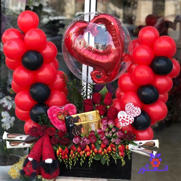 باکس گل قرمز همراه با بادکنک آرایی - خرید گل ولنتاین - گل فروشی آنلاین