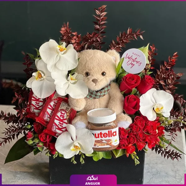 باکس شکلات و عروسک به همراه گلهای ارکیده سفید و رز- خرید گل ولنتاین