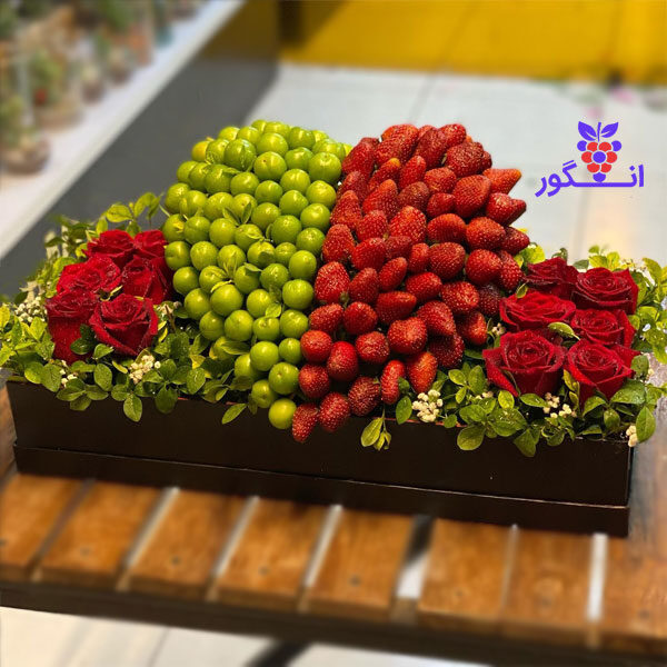 نوبرانه آلوچه و توت فرنگی با گل رز قرمز