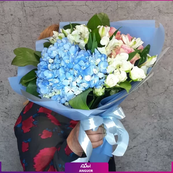 گل ادریسی آبی به همراه رز مینیاتوری سفید و رز صورتی - خرید آنلاین گل - انگور