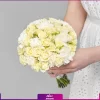 دسته گل فرمالیته عروس با گل‌های رزمینیاتوری سفید و میخک بصورت گرد طراحی شده‌اند | انگور