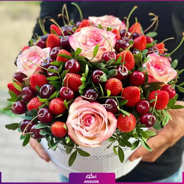 باکس نوبرانه (ترکیب زیبای گل رز، توت فرنگی و گیلاس)