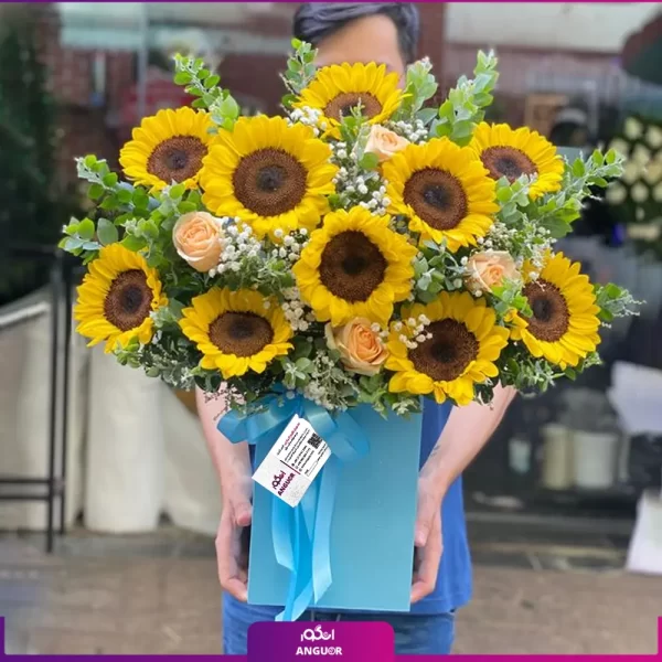 سفارش باکس گل آفتابگردان به همراه گل عروس - سفارش باکس گل آفتاب گردان با رز - باکس گل خاص - انگور