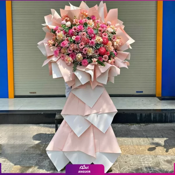 خرید تاج گل تبریک با تم صورتی - سفارش تاج گل با گلهای داوودی صورتی - خرید تاج گل به همراه گل رز صورتی - انگور