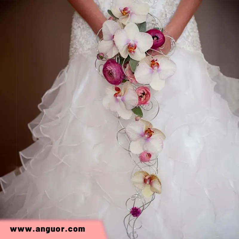 دسته گل عروس آبشاری با ارکیده و پیونی