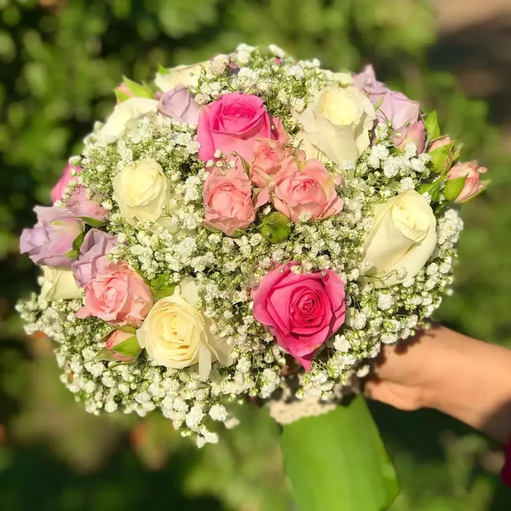 دسته گل عروس با رز رنگی رنگی و ژیپسوفیلا
