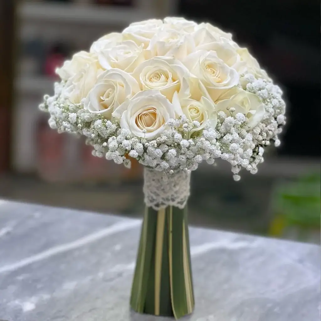 دسته گل عروس با رز سفید و ژیپسوفیلا