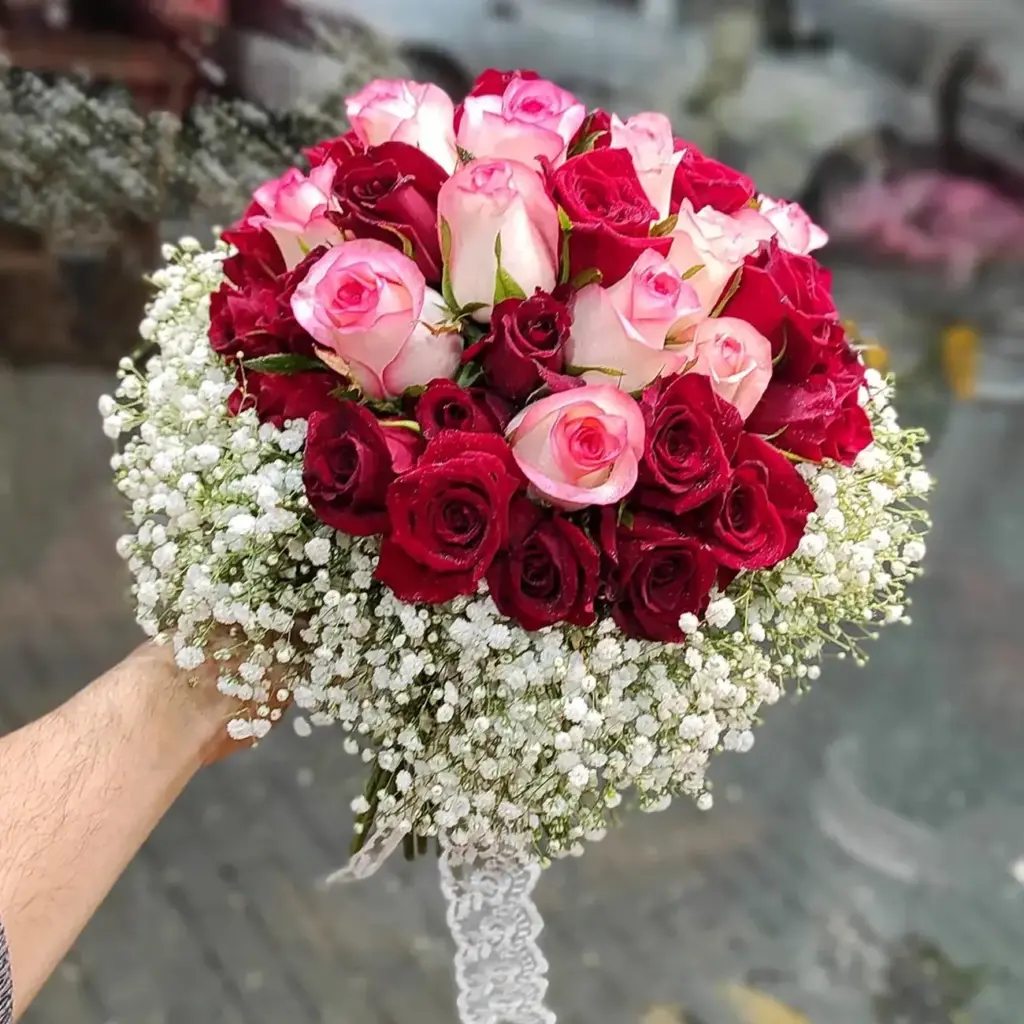 دسته گل عروس با رز صورتی و قرمز و ژیپسوفیلا