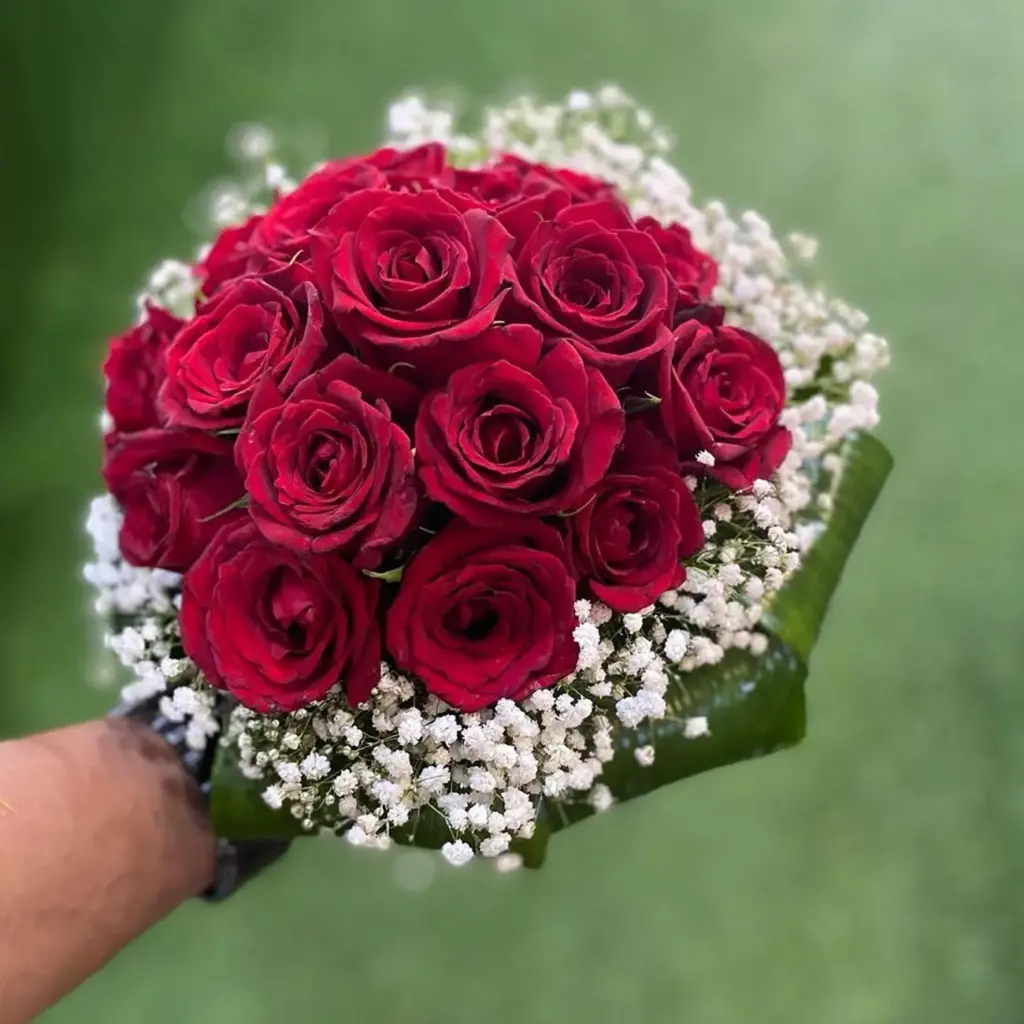 دسته گل عروس با رز قرمز و ژیپسوفیلا