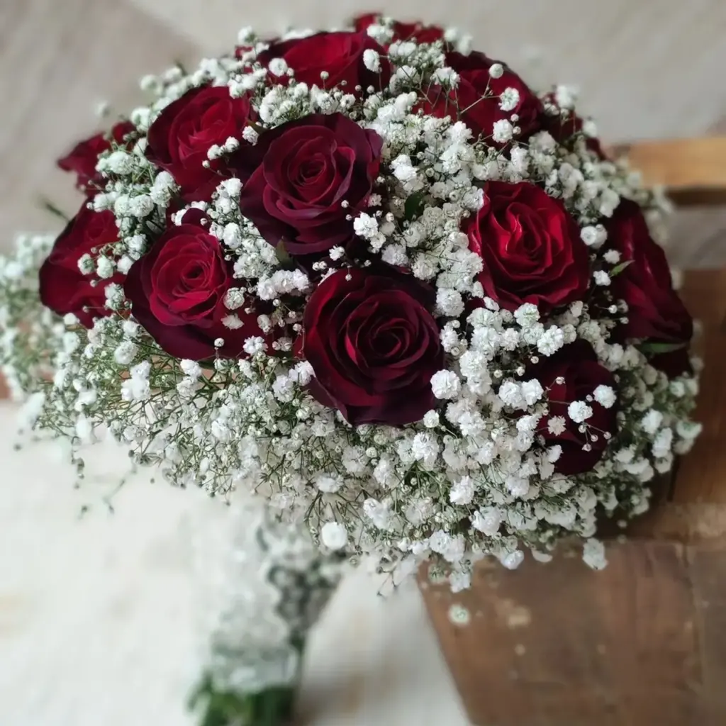 دسته گل عروس با رز قرمز و ژیپسوفیلا ترکیبی