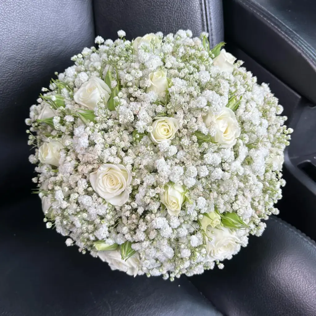 دسته گل عروس با رز مینیاتوری سفید و ژیپسوفیلا