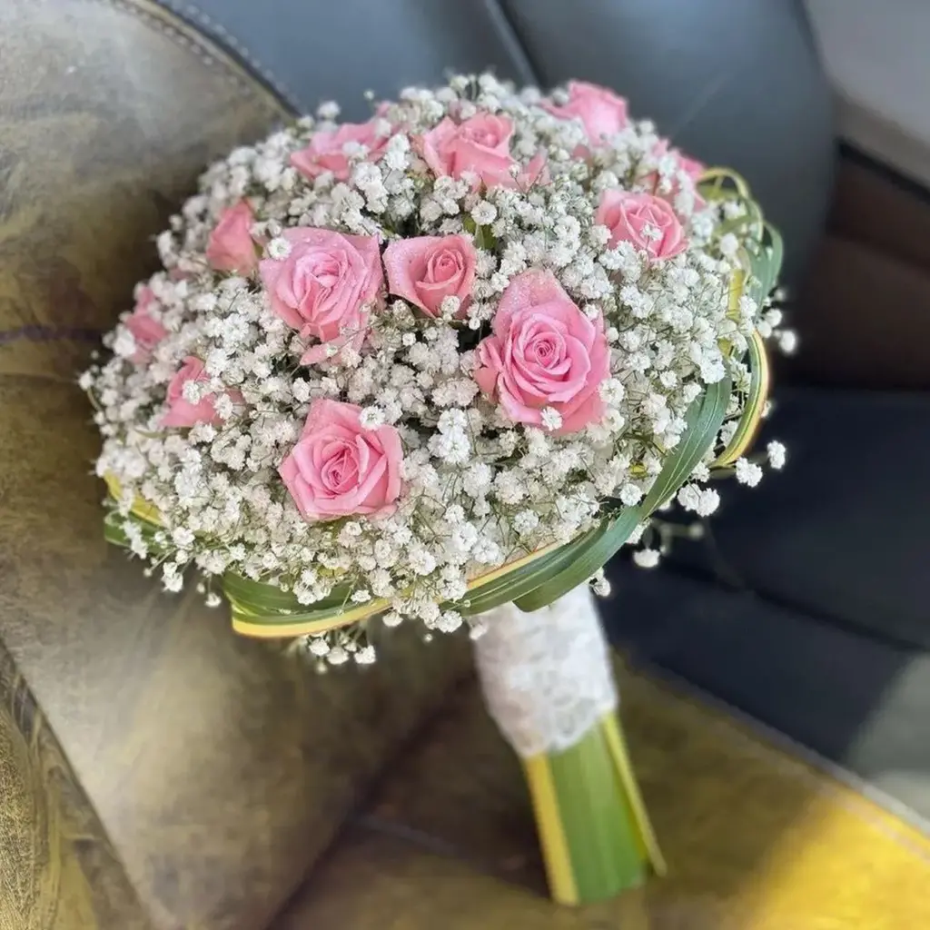 دسته گل عروس با رز مینیاتوری صورتی و ژیپسوفیلا
