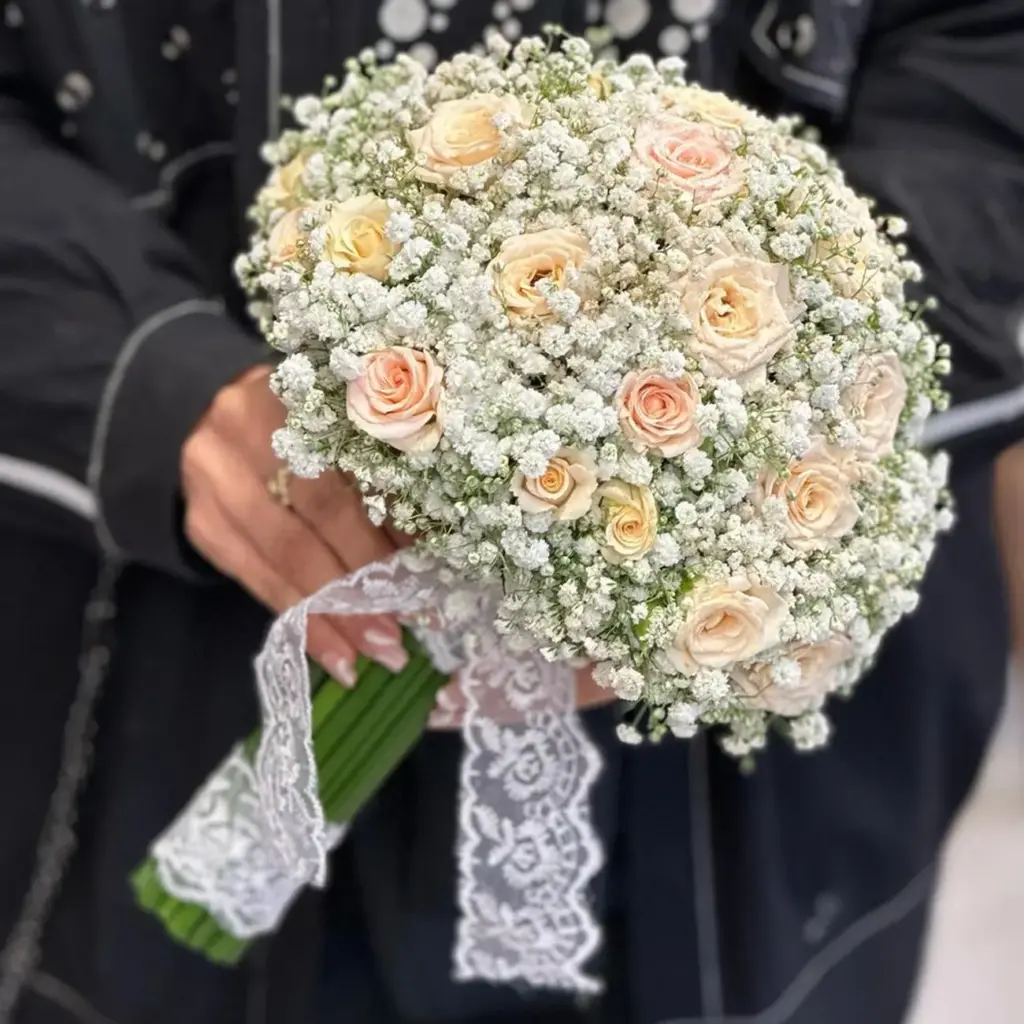 دسته گل عروس با رز مینیاتوری هلویی و ژیپسوفیلا ترکیبی