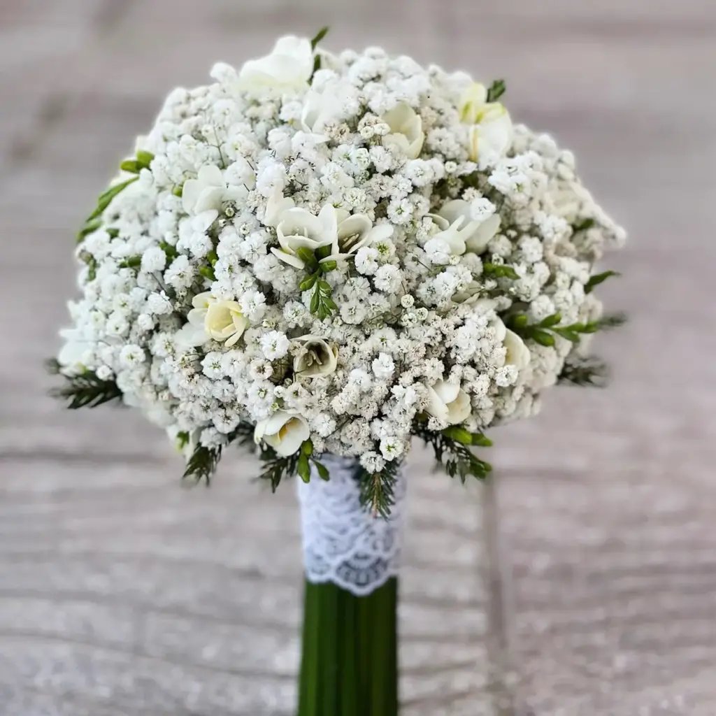 دسته گل عروس با گل ژیپسوفیلا و فرزیا