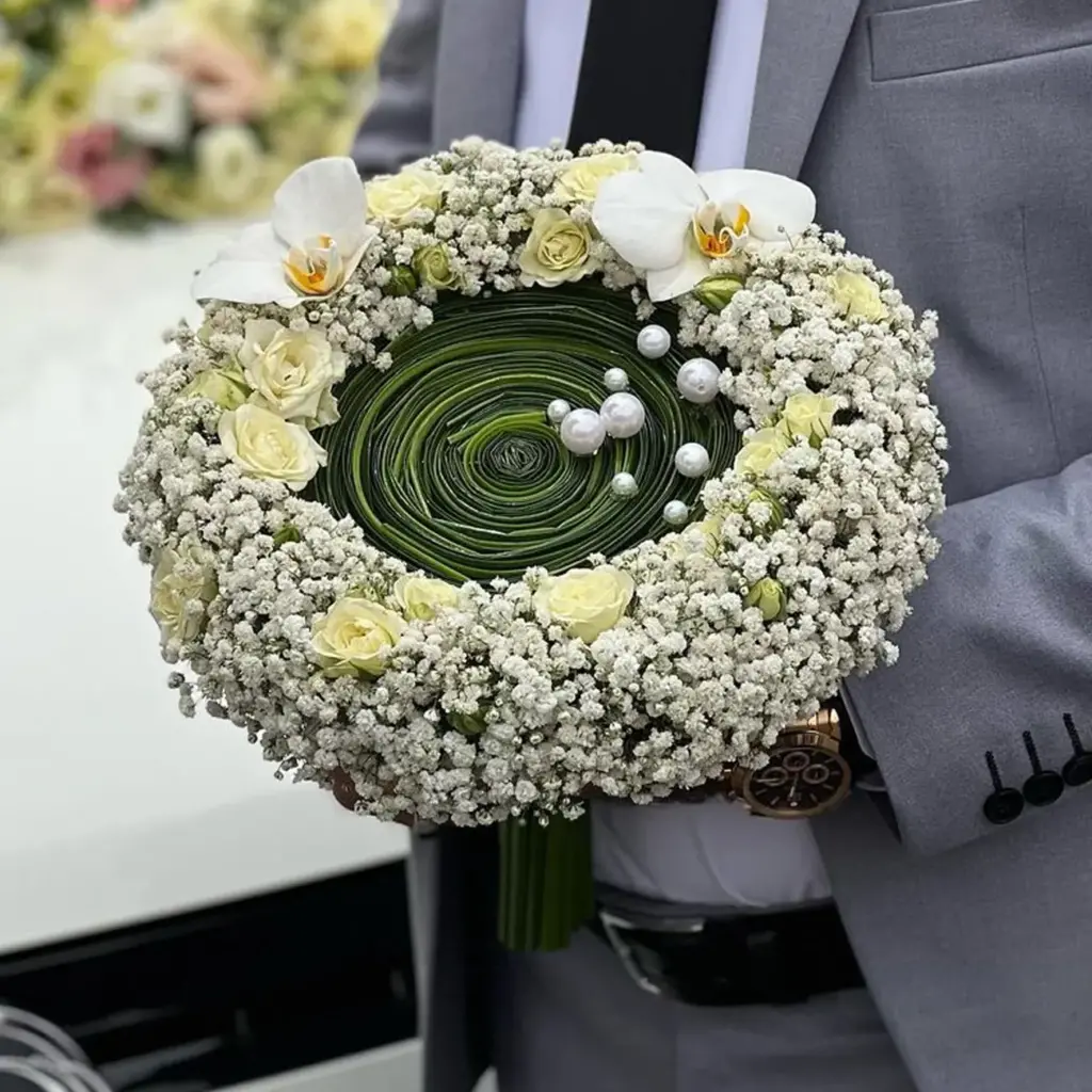 دسته گل عروس سازه‌ای با ژیپسوفیلا، ارکیده و رز مینیاتوری