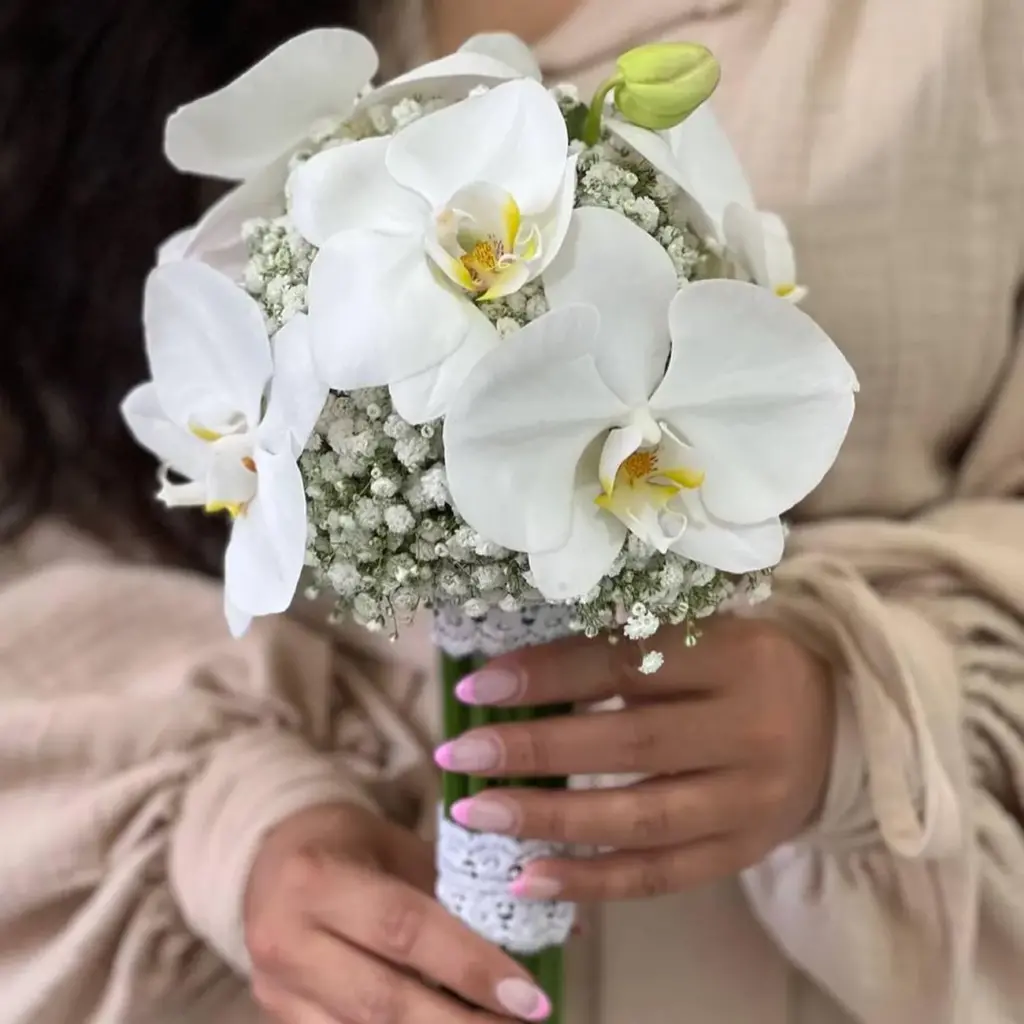 دسته گل عروس نقلی با گل ارکیده و ژیپسوفیلا