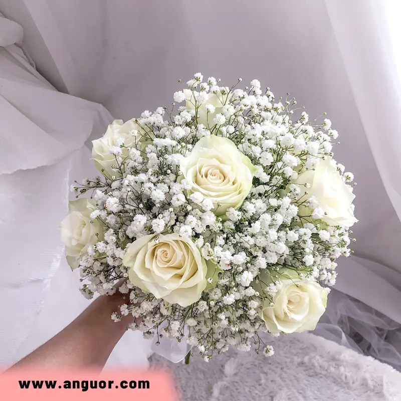دسته گل رز سفید با گل ژیپسوفیلا