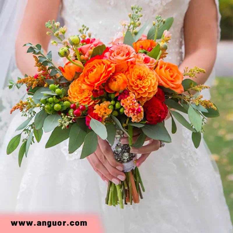 دسته گل عروس با رز نارنجی و تاج خروس و کوکب قرمز