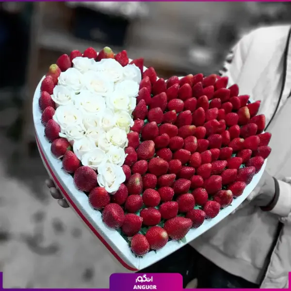 باکس گل با میوه نوبرانه- نوبرانه- انگور-باکس نوبرانه قلب دختر توت فرنگی