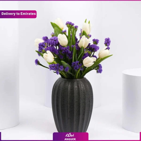 دسته گل لاله به همراه گلدان مشکی رنگ