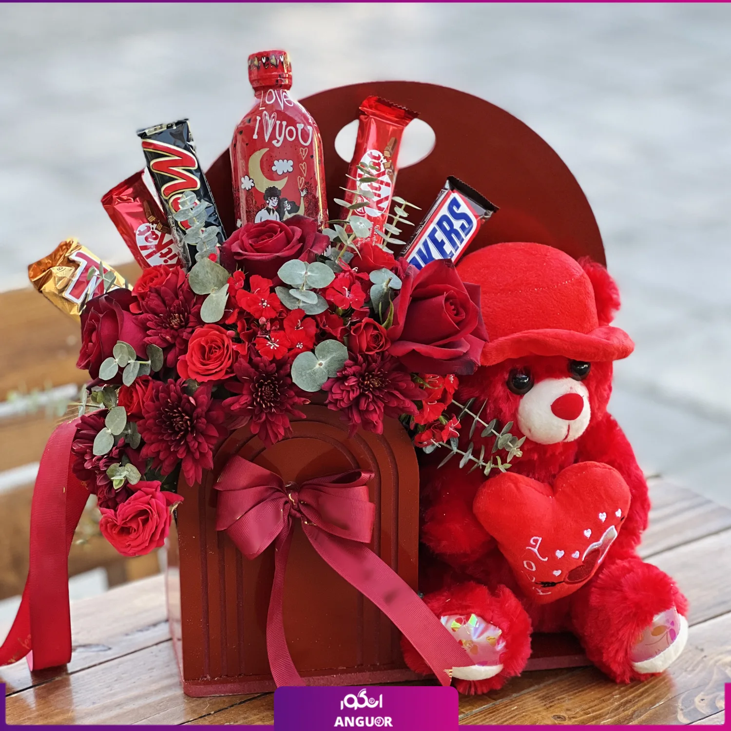 باکس گل قرمز رنگ به همراه عروسک و گل رز و داوودی قرمز باکس گل قرمز رنگ به همراه عروسک و گل رز و داوودی قرمز