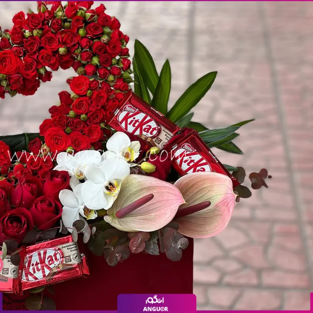باکس گل عاشقانه به همراه گل آنتوریوم و گل ارکیده سفید با شکلات های خوشمزه کیندر