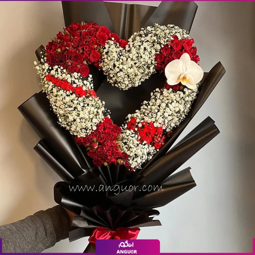 گلهای عروس و رز مینیاتوری دیزاین شده به شکل قلب در دسته گل به همراه یک شاخه گل ارکیده سفید