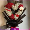 گلهای عروس و رز مینیاتوری دیزاین شده به شکل قلب در دسته گل به همراه یک شاخه گل ارکیده سفید
