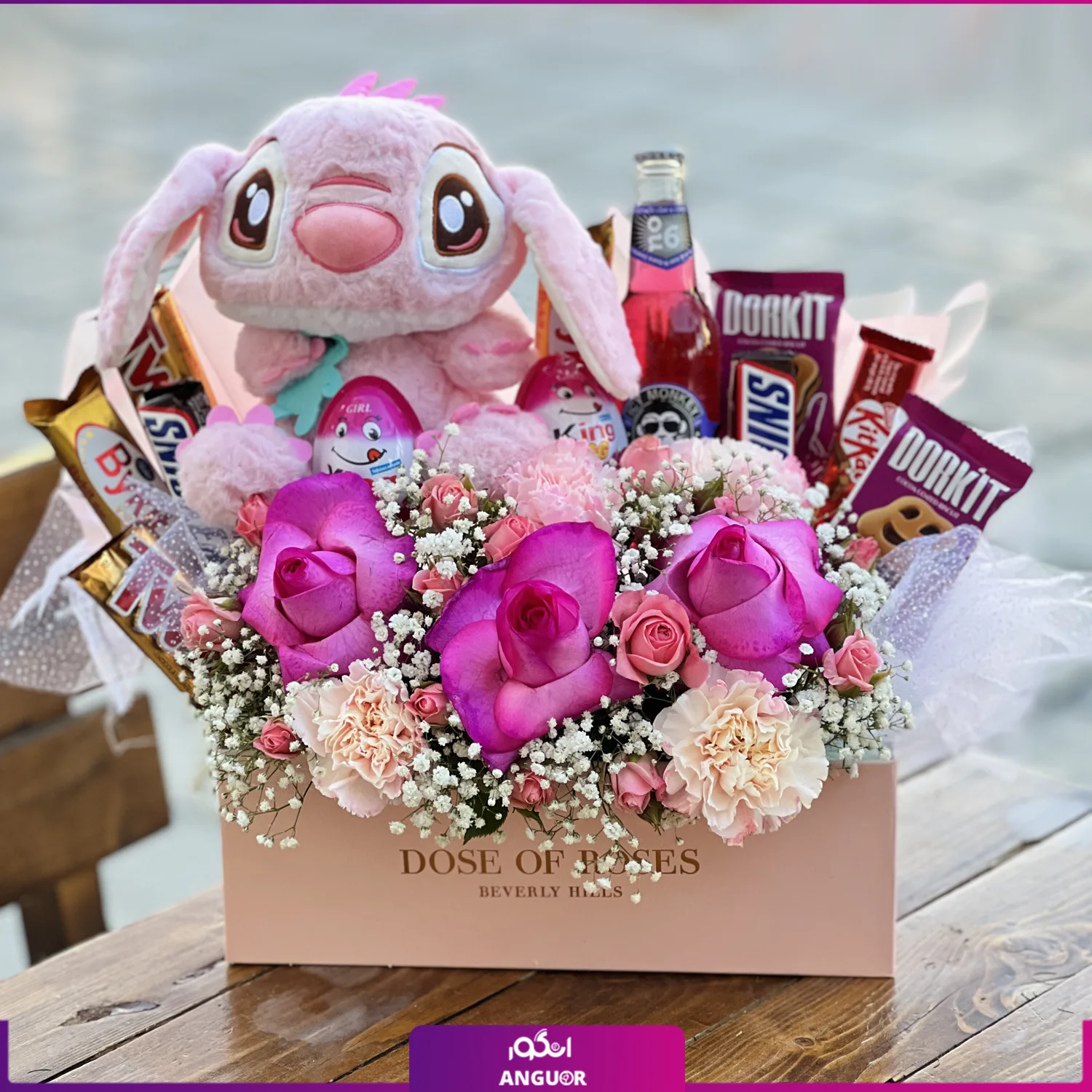 باکس گل ولنتاین دخترانه شیک و ارزان با تم صورتی به همراه گل رز و میخک و عروسک و شکلات های شیرین باکس گل ولنتاین دخترانه شیک و ارزان با تم صورتی به همراه گل رز و میخک و عروسک و شکلات های شیرین