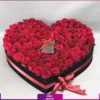 95 شاخه رز قرمز در باکسی قلب شکل به همراه هدیه