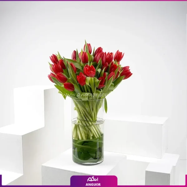 دسته گل لاله 26 شاخه قرمز با گلدان شیشه ای