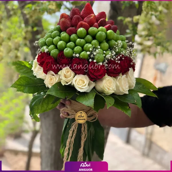 دسته گل نوبرانه با توت فرنگی و رز و آلوچه