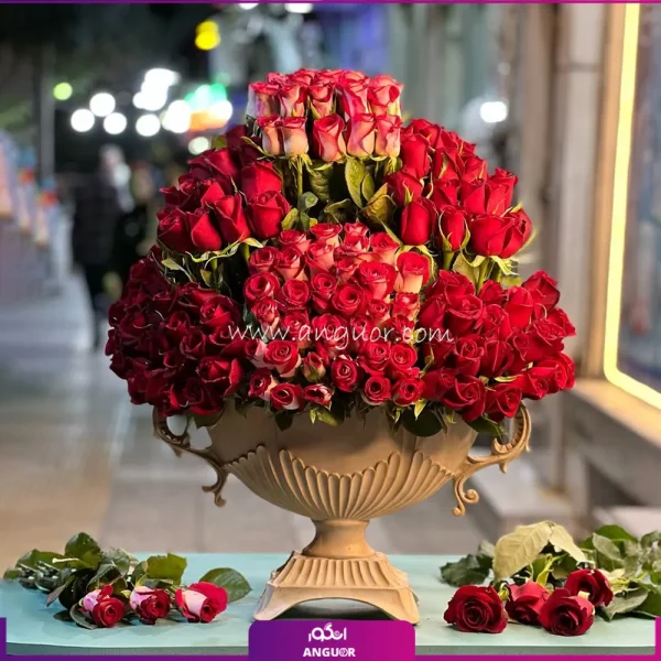 130 شاخه گل رز قرمز در جام مناسب برای خواستگاری
