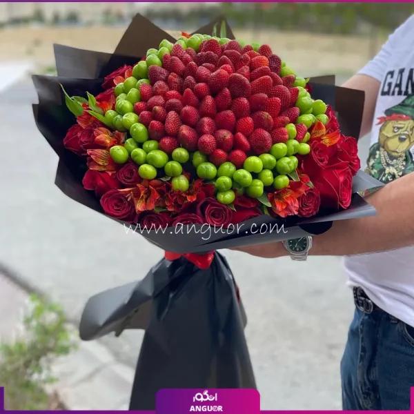 دسته گل نوبرانه (توت فرنگی،آوچه،آلسترومریا و رز)