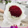 دسته گل رز قرمز 50 شاخه به همراه گل عروس