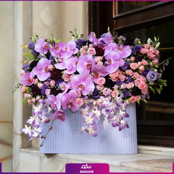 باکس گل لاکچری با گلهای ارکیده و رز مینیاتوری و لیسیانتوس با تم رنگی صورتی